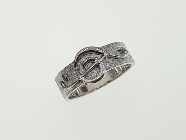 55 Złoty pierścionek z białego złota z brylantami.